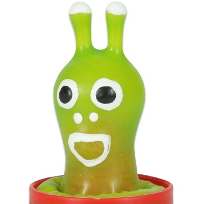 Brinquedo verde com olhos e boca desenhados, antenas e base vermelha
