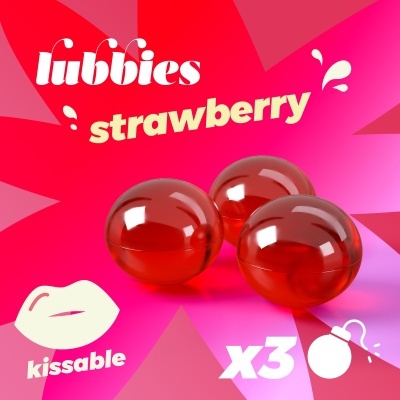 Embalagem vermelha brilhante com três esferas e texto lubbies strawberry kissable X3 em fundo rosa e vermelho