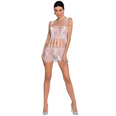 Vestido branco transparente com padrão de borboletas em mulher de pé, fundo branco.