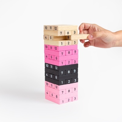 Jogo de blocos de madeira numerados em cores natural, rosa e preto.