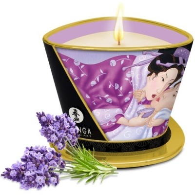 Vela perfumada em recipiente decorado com ilustração oriental, ramo de lavanda