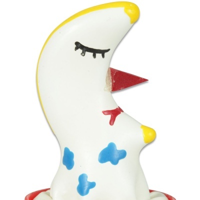 Figura decorativa branca em forma de galo com detalhes coloridos