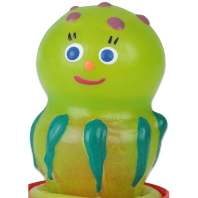 Brinquedo verde com olhos azuis e detalhes coloridos