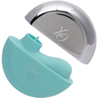 Dispositivo circular azul e prateado com botão e símbolo gravado