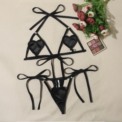 Conjunto de lingerie preto com corações e flores e paleta de sombras