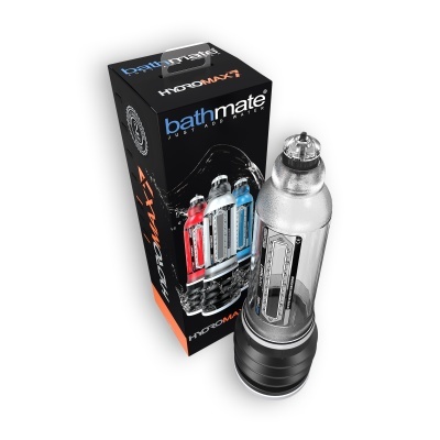Embalagem preta do produto Bathmate HydroMax7 com três dispositivos coloridos e um dispositivo translúcido à frente