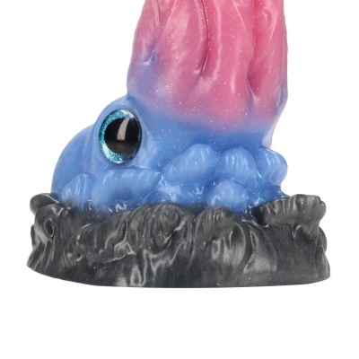 Escultura colorida de silicone com olhos azuis e base preta