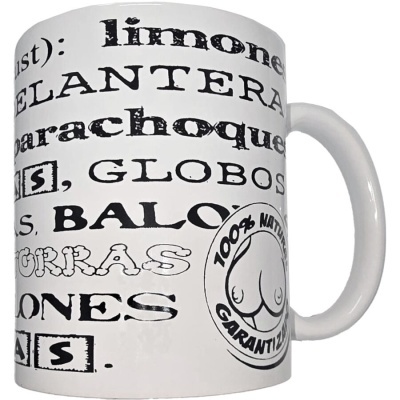 Caneca branca com texto preto e selo ilustrado com nádegas e texto garantido