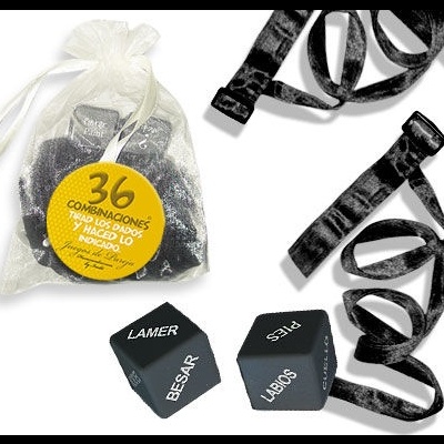 Dados de veludo preto com texto branco e saco de organza branca com etiqueta amarela.