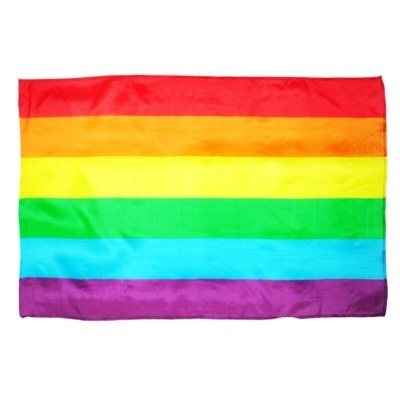 Bandeira colorida com sete riscas horizontais em tecido brilhante