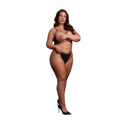 Mulher plus size a usar lingerie preta e sapatos de salto altos pretos sobre fundo branco.