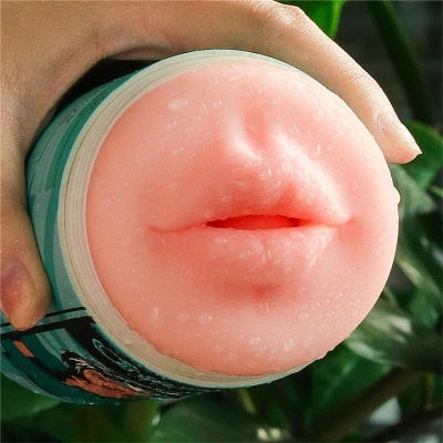 Produto rosa com formato de lábios na embalagem cilíndrica segurada por mão
