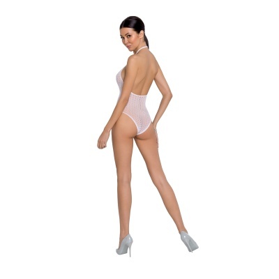 Mulher com body branco rendado e sapatos de salto alto cinza
