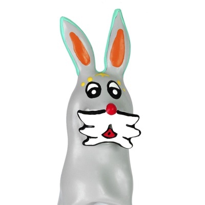 Figura decorativa coelho cinzento com detalhes coloridos e fundo branco