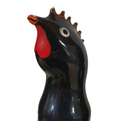 Figura decorativa em cerâmica preta e vermelha de cabeça de galo