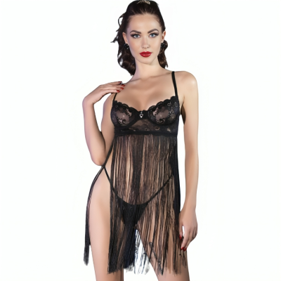 Mulher com lingerie preta de renda e saia transparente com franjas