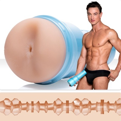 Dispositivo sexual azul com textura interna visível e homem musculado em roupa interior preta