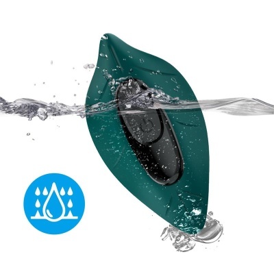 Dispositivo eletrônico preto numa peça verde em forma de folha submerso em água com símbolo de resistência à água