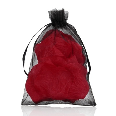 Saco de organza preto com pétalas vermelhas de tecido