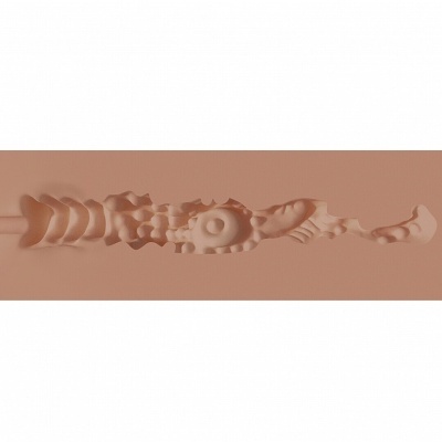 Escultura em relevo terracota com formas abstratas.