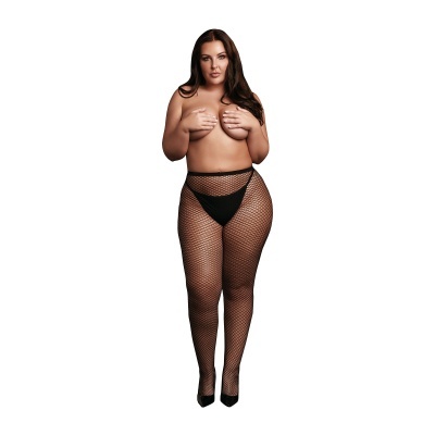 Mulher com collants de rede pretos e sapatos de salto altos pretos, roupa interior preta, fundo branco.
