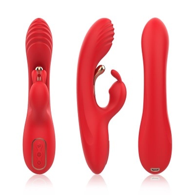 Três vibradores vermelhos de silicone com botões e entrada USB em fundo branco.