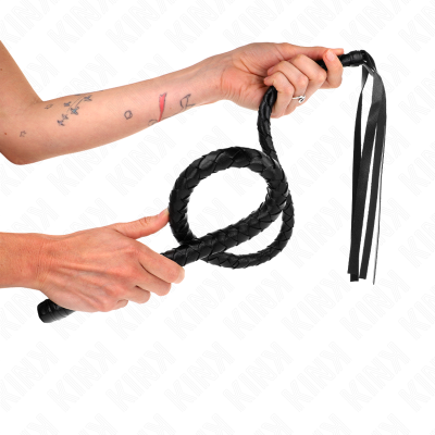 Chicote preto trançado segurado pelas mãos de uma pessoa