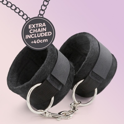 Algemas pretas felpudas com fecho metálico prateado e texto EXTRA CHAIN INCLUDED +40cm