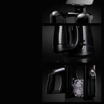 Máquina de café expresso preta com botão e pega ergonómica