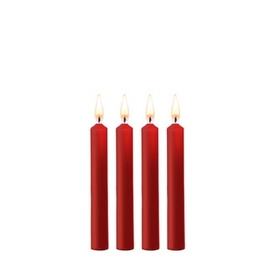 Quatro velas vermelhas acesas em fila