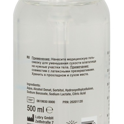 Frasco transparente com doseador branco e texto em russo e inglês