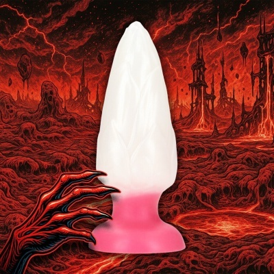 Produto cónico branco e rosa em cenário vermelho surrealista com mão vermelha.