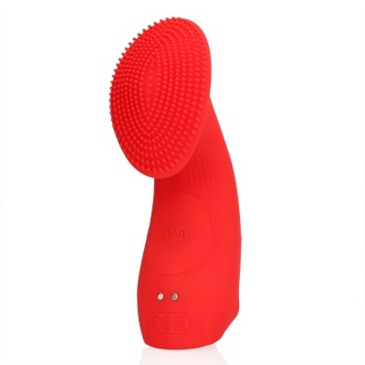 Escova facial vermelha de silicone com cerdas e corpo curvado