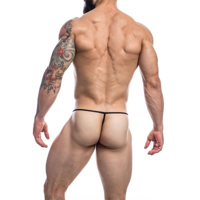 Homem de costas usando tanga preta fina com tatuagem no braço