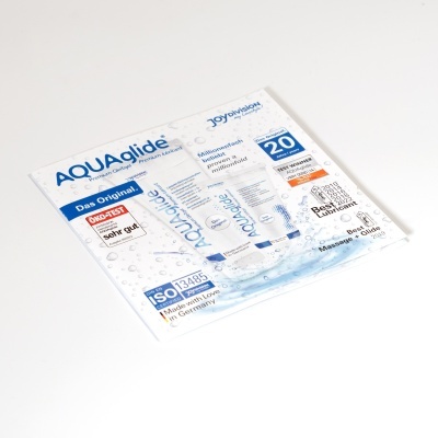 Embalagem branca de lubrificante AQUAglide com texto e gotas de água