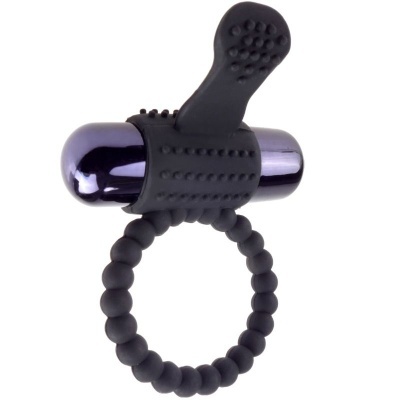 Anel de silicone preto com vibrador roxo em fundo branco