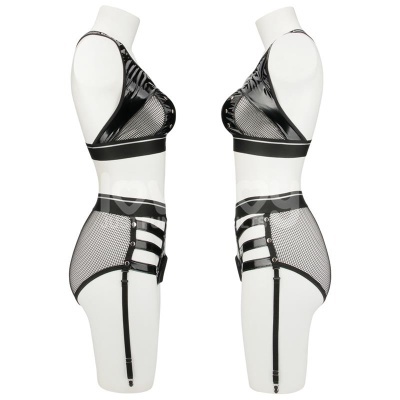 Conjunto de lingerie preto com malha transparente e detalhes em vinil em manequins