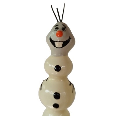 Figura decorativa do boneco de neve Olaf em material polido branco com detalhes pretos e laranja