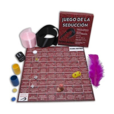 Jogo de tabuleiro vermelho com peças, penas roxas, dados e fitas em fundo branco