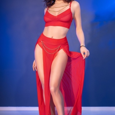 Conjunto feminino vermelho com top cropped e saia transparente com correntes