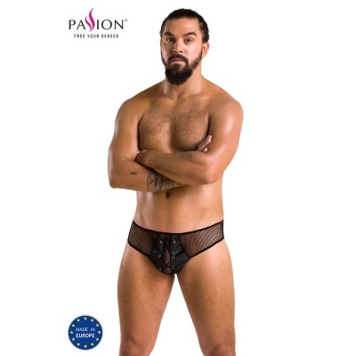 Cueca masculina preta em malha e couro sintético com ilhóses, modelo nu do peito, selo MADE IN EUROPE