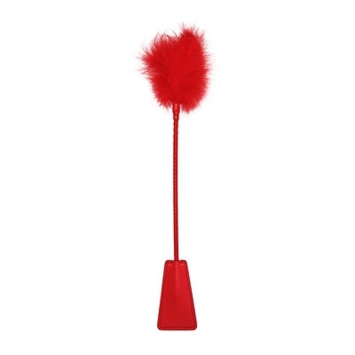 Objeto vermelho com pá na base e pena vermelha na extremidade superior em fundo branco