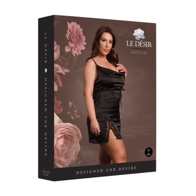 Caixa de roupa íntima preta de cetim com renda, modelo plus size, em fundo com flores cor-de-rosa
