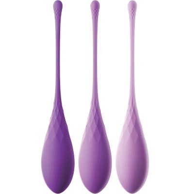 Três objetos alongados roxos com textura facetada