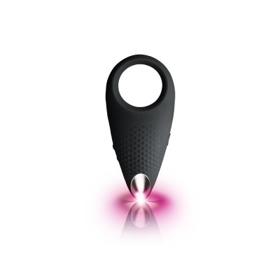 Anel sexual preto com textura e ponta metálica refletindo luz rosa