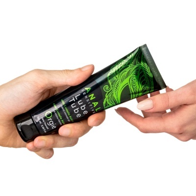 Mãos segurando tubo preto com detalhes verdes e texto branco e verde