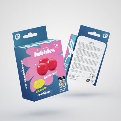 Embalagem azul com pormenores cor-de-rosa e bolas vermelhas brilhantes e texto lubbies hot & cold