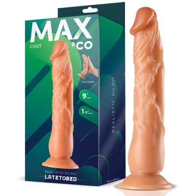 Dildo realista cor pele ao lado da embalagem verde com texto