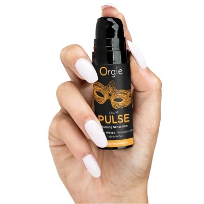 Frasco preto de gel íntimo com texto laranja e branco segurado por mão com unhas brancas