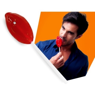 Homem segurando pirulito vermelho em forma de lábios